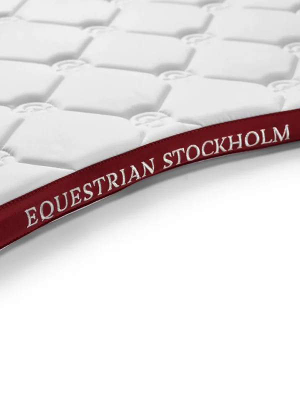 DRESSAGE SADDLE PAD WHITE PERFECTION BORDEAUX - EQUESTRIAN STOCKHOLM - Imagen 3