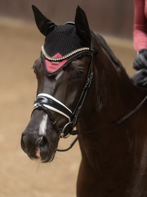 EAR BONNET SOFT ROUGE - EQUESTRIAN STOCKHOLM - Imagen 2