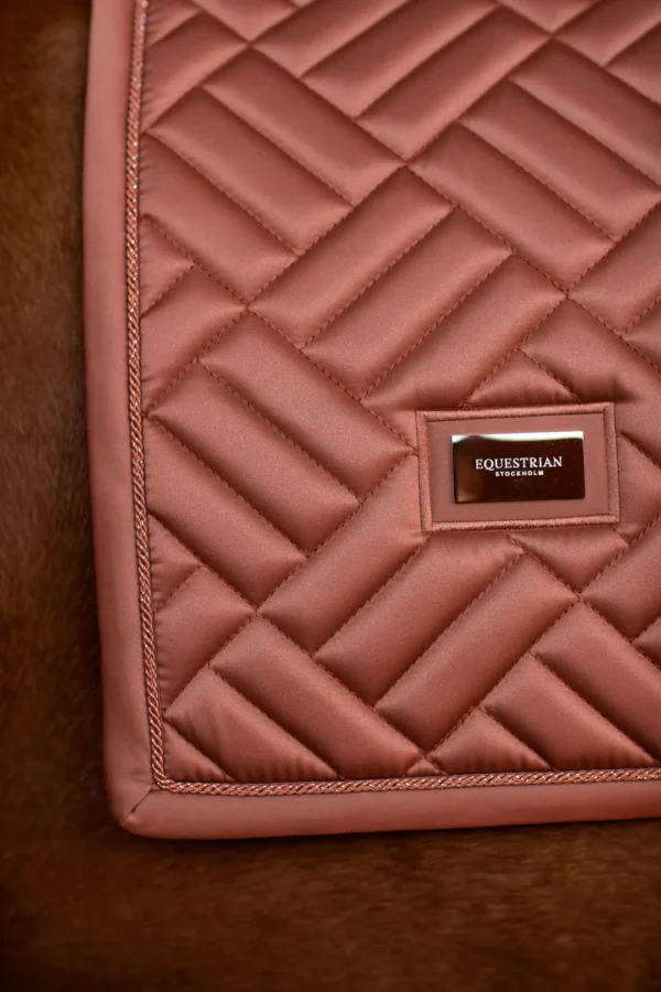 DRESSAGE SADDLE PAD MODERN CORAL FULL - EQUESTRIAN STOCKHOLM - Imagen 5