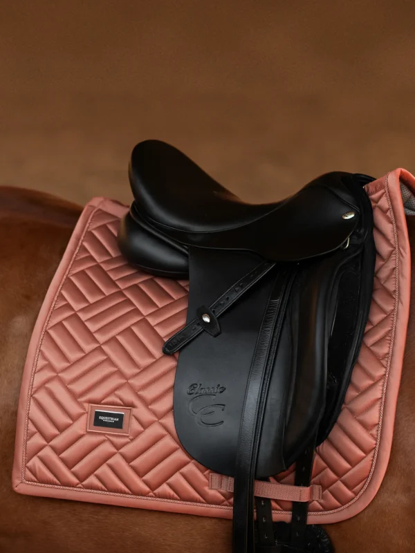 DRESSAGE SADDLE PAD MODERN CORAL FULL - EQUESTRIAN STOCKHOLM - Imagen 2